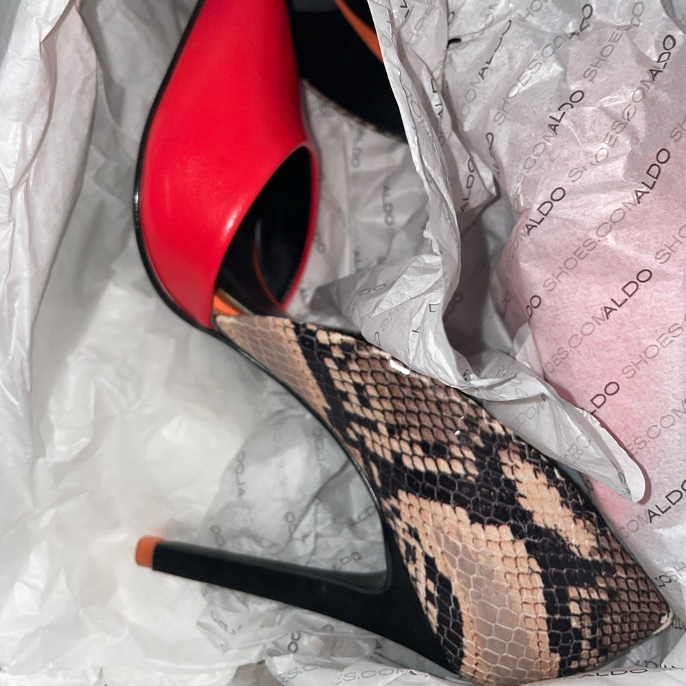 Brand New Petite RuNs small size 5.5 in womens